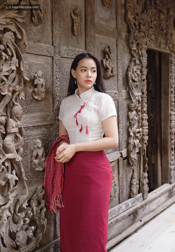 မြန်မာဝတ်စုံလေးနဲ့ သွယ်လျလှပလွန်းတဲ့ သူမရဲ့  ခန္ဓာကိုယ်အလှတရားလေးတွေထုတ်ပြလိုက်တဲ့ အေးသောင်း - Myanmarload