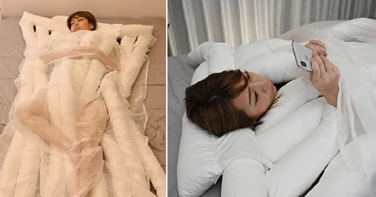 Сбрасывает одеяло. Фотосессия в белых одеялах в городе. Смятое одеяло на кровати. Фотосессия женщина в одеяле. Человек в пледе.