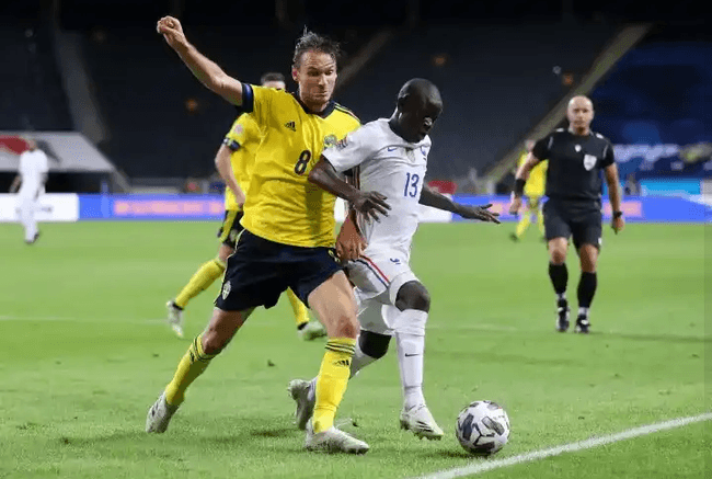  កីឡាករ N'Golo Kante តាមដណ្តើមបាល់ពីកីឡាកររបស់ស៊ុយអែត