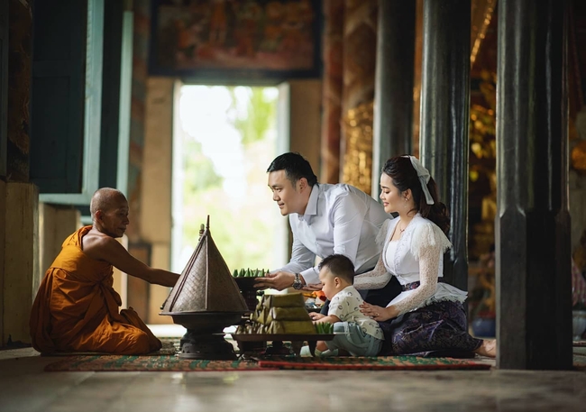 អ្នកនាង ឱក សុគន្ធកញ្ញា ជាមួយស្វាមី និងកូន 