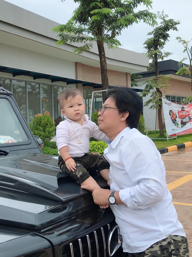 នៅ សូនីតា និងក្រុមគ្រួសារ